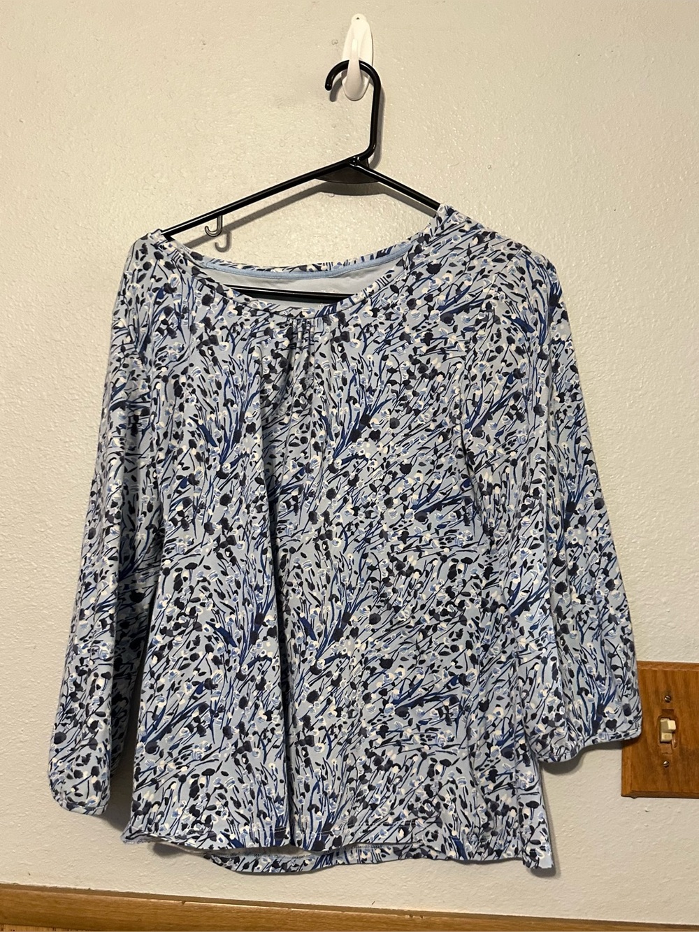 White Stag size LARGE Light Blue Floral-Print Long Sleeve Top spring feminine